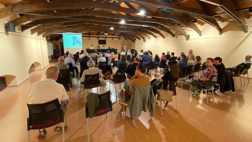 El debat sobre la Fira de Santa Teresa es va celebrar al Centre Cívic l'Estació