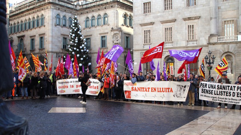 La Marea Blanca, CCOO i UGT reclamen des de Sant Jaume uns pressupostos “dignes” per a la sanitat i la dependència