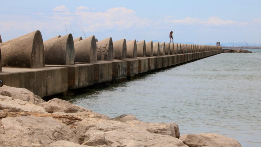 Cubelles i Cunit insisteixen en demanar que el futur de la dàrsena de la tèrmica no empitjori la situació de les platges