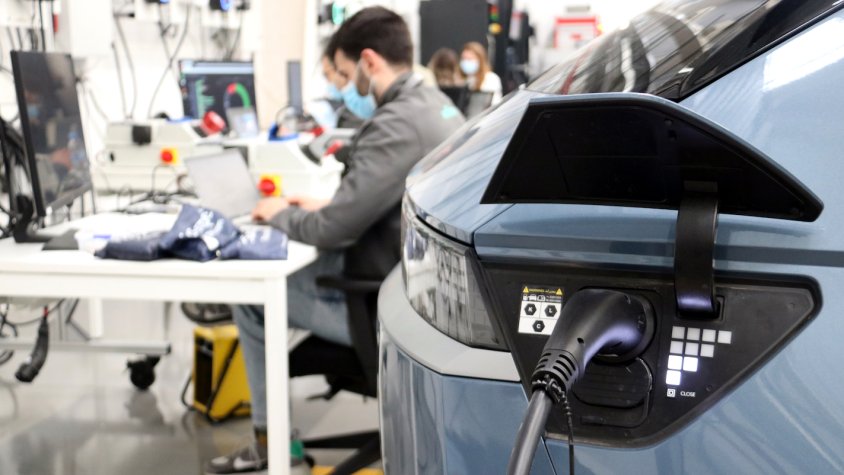 Un 12,1% dels vehicles fabricats a Espanya el 2022 són electrificats