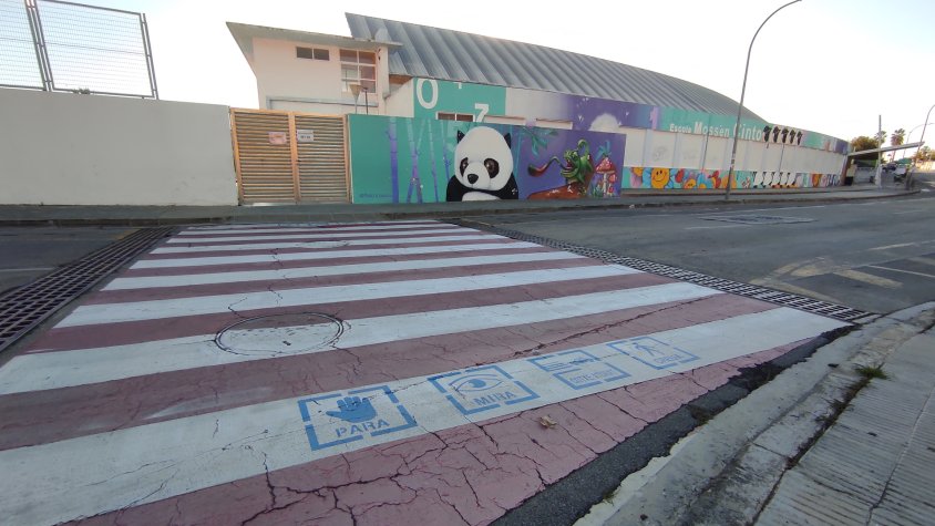 Calafell retola passos de vianants amb pictogrames per a infants amb transtorns de l’espectre autista