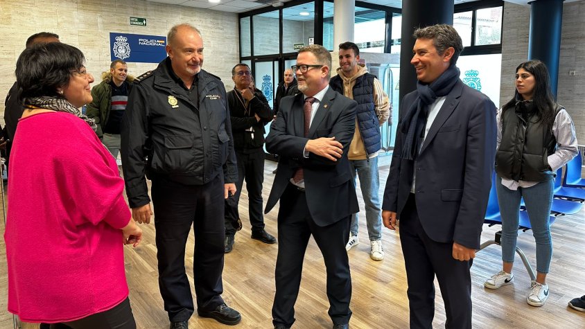 El subdelegat del Govern a Tarragona ha visitat la nova oficina de documentació de la Policia al Vendrell