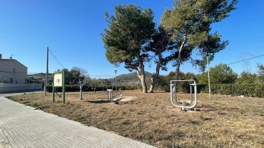 L'Ajuntament de Santa Oliva instal·la un nou parc de salut al Carrer del Pi