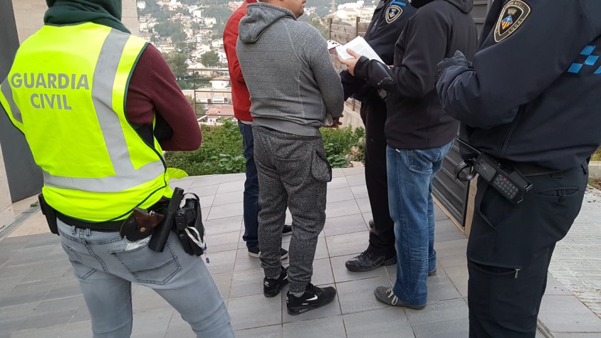 La Guardia Civil en colaboración con la Policía Local, detiene a una persona por cultivo y elaboración de marihuana.