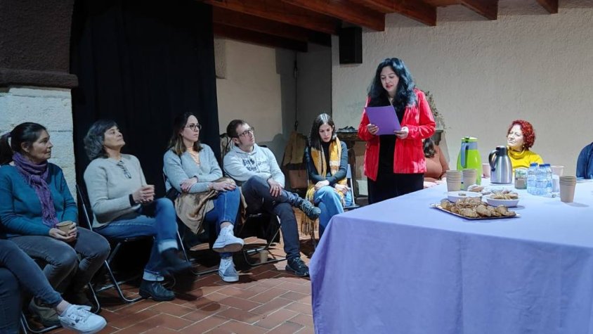 Debat amb motiu del 8 de març: els conflictes socials i emocionals de les mares treballadores al llarg del temps