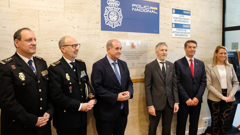El ministre de l'Interior inaugura la nova oficina del DNI i passaport