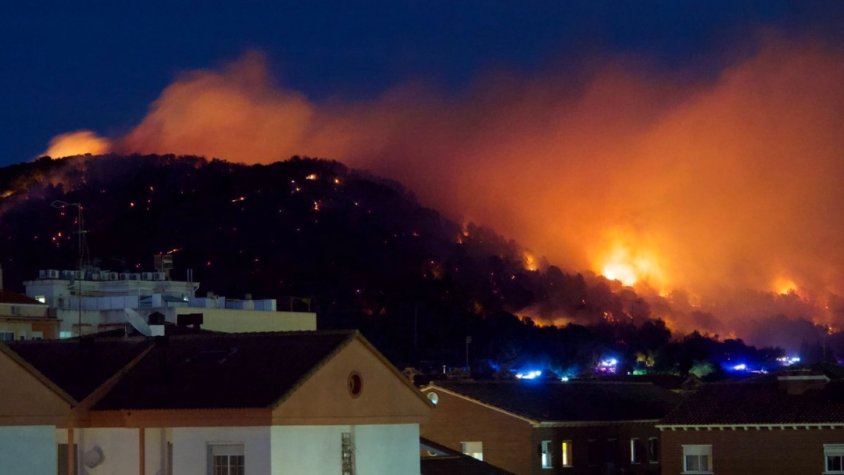 Els Bombers permeten que la trentena d'evacuats pel foc de Calafell puguin tornar a casa a passar la nit