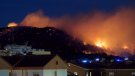 Els Bombers estabilitzen l'incendi rural i urbà de Calafell