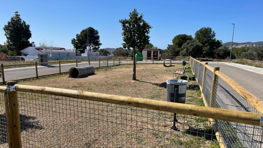 L'Ajuntament de Santa Oliva instal.la el primer parc caní de Santa Oliva al Carrer Tramuntana de Les Pedreres
