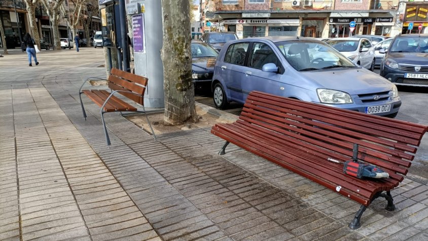 Es renoven la totalitat de bancs de la Rambla del Vendrell