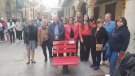 L'Ajuntament de l'Arboç inaugura un Banc Vermell per sensibilitzar sobre la violència de gènere i els feminicidis.