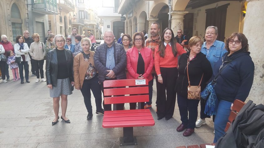 L'Ajuntament de l'Arboç inaugura un Banc Vermell per sensibilitzar sobre la violència de gènere i els feminicidis.