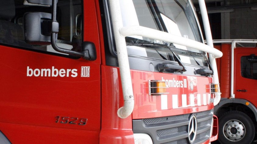 Un incendi crema totalment un pis del Vendrell i quatre persones són ateses per inhalació de fum