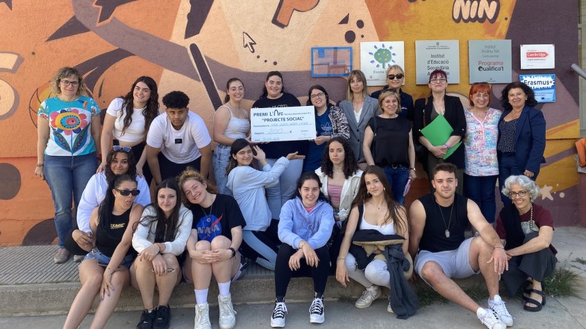 L'Arc Serveis lliura el premi al millor projecte social per a gent gran de l'Institut Andreu Nin del Vendrell