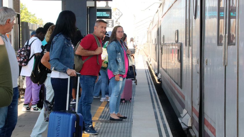 Cubelles, Cunit i Calafell reclamen a Renfe un reforç per carretera mentre duri la crisi de l’R2Sud