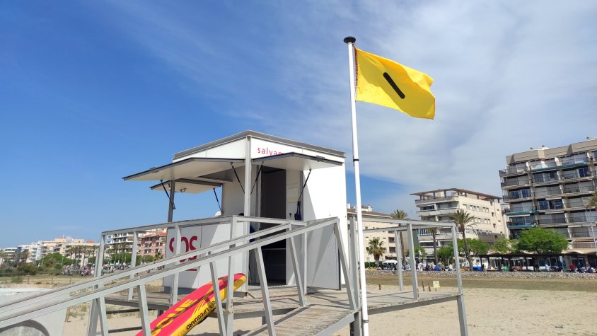Calafell adapta per a persones daltòniques les banderes que senyalitzen l’estat del bany a les platges
