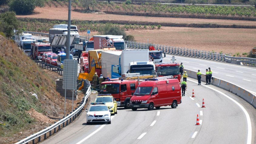 Un camioner mor en un xoc entre tres camions a l’AP-7 a Santa Oliva