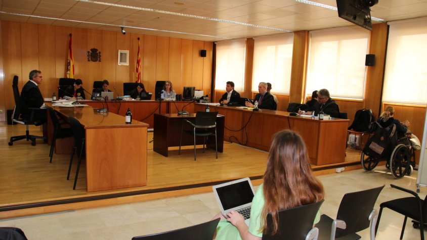 L'Audiència de Tarragona ha començat a jutjar tres persones acusades d'agredir sexualment una menor al Vendrell