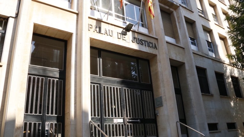 Els abusos i les agressions es van cometre en els diversos domicilis familiars on van viure, com ara a la Bisbal del Penedès, Sant Jaume dels Domenys o Calafell, durant divuit anys.