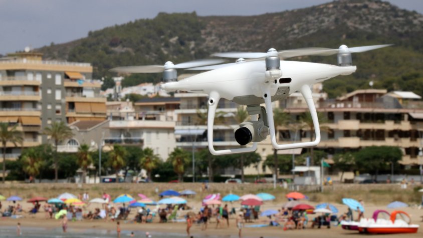 Un dron sobrevola les platges de Calafell per avaluar l'efecte de les mesures de protecció del litoral. Autor: Gemma Sánchez