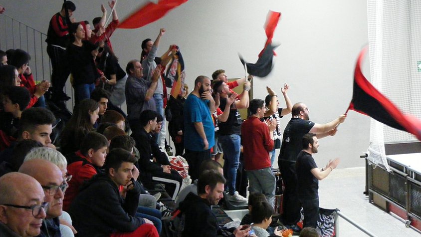 Afició del CE Vendrell, animant al seu equip