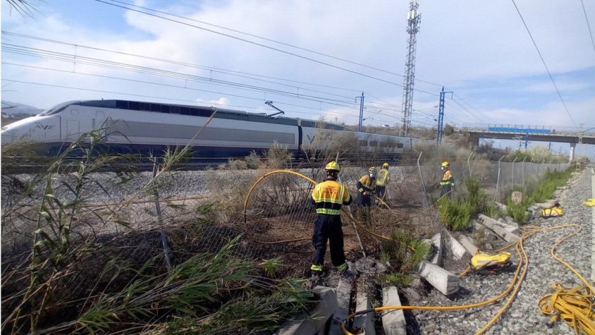 Interrompuda la circulació ferroviària de l’R4 entre l’Arboç i Sant Vicenç de Calders per un incendi entre les vies