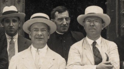 Benvingut Socias i Pau Casals. Darrera Enrico Rabagliati i mossèn Manuel Travessa. El Vendrell, 27 de juliol de 1929. fotografia Güixens. ACBP. Col. L'Abans. Impremta Ramon.