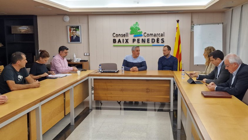 El director de l’ACA, present a la reunió es va comprometre a estudiar amb urgència aquesta demanda