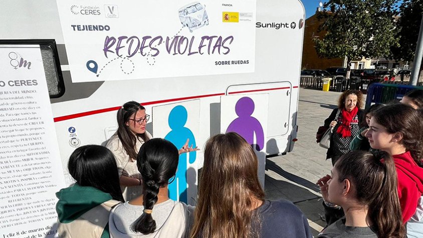 Els alumnes de tots els instituts del Vendrell es consciencien amb l'autocaravana de "Teixint Xarxes Violetes"