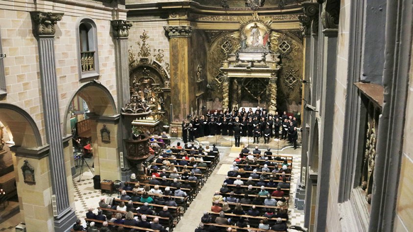 L'església parroquial del Vendrell s'ha omplert de gom a gom per escoltar en primícia la 'Missa de Glòria'