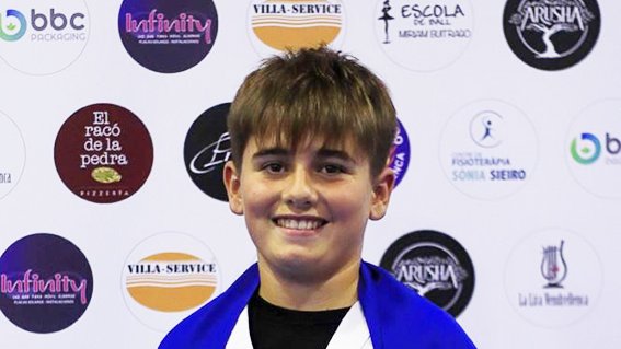 Oliver Calle, amb la bandera Vendrellenca