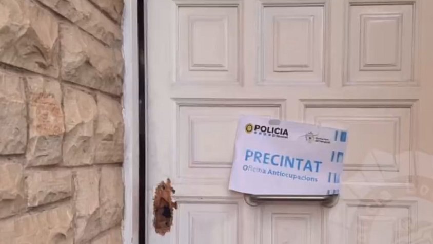 Després de comprovar els fets i els danys provocats (un pany forçat i un altre de tret), es procedeix a la detenció de la dona i l’home