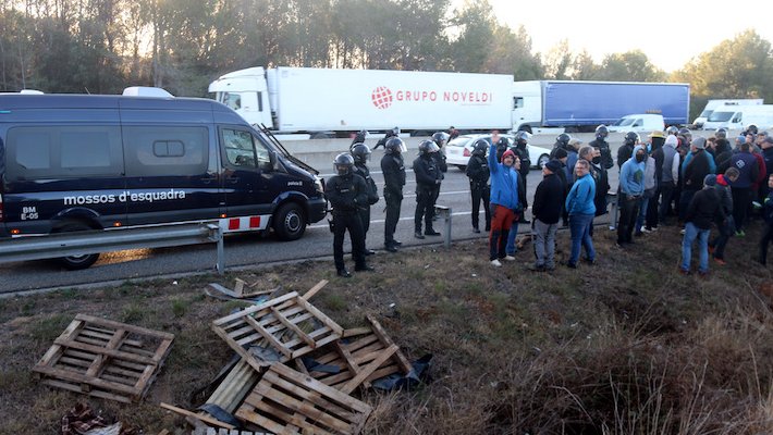 Els pagesos han bloquejat uns minuts l'AP-7, però els Mossos els han fet fora