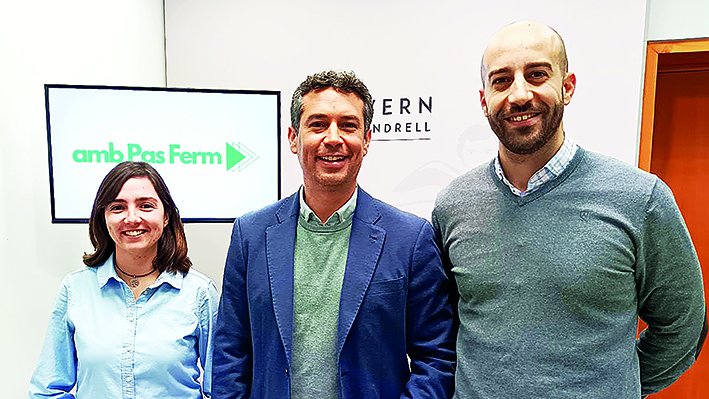 Mariona Figueras, Kenneth Martínez i Àlex Barrera presentant la candidatura