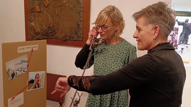 Després de la seva estada al Museu Àngel Guimerà del Vendrell, la instal·lació “Els telèfons de Guimerà” començarà la itinerància per diverses poblacions de Catalunya.