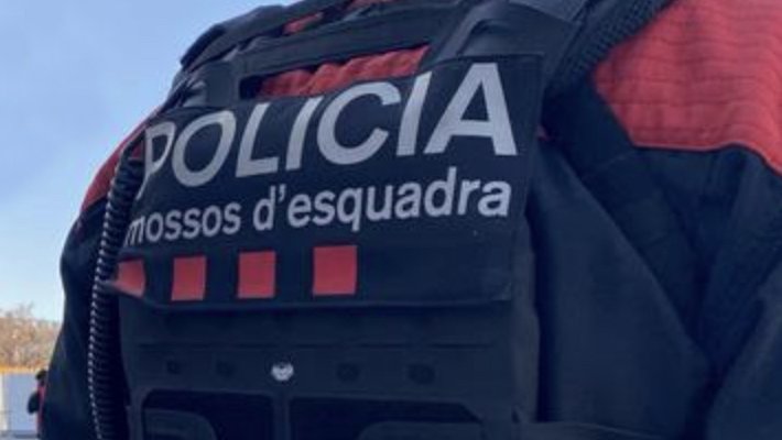 Dues patrulles de Seguretat Ciutadana que es trobaven a la zona, van observar com dos individus baixaven d'un cotxe i intentaven obrir-ne un altre de matrícula francesa.