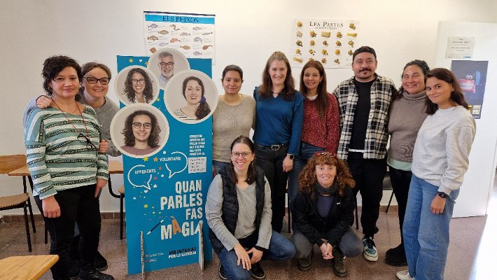 Es busca parelles que tingui interès a practicar el català i persones que voluntàries a ensenyar la llengua
