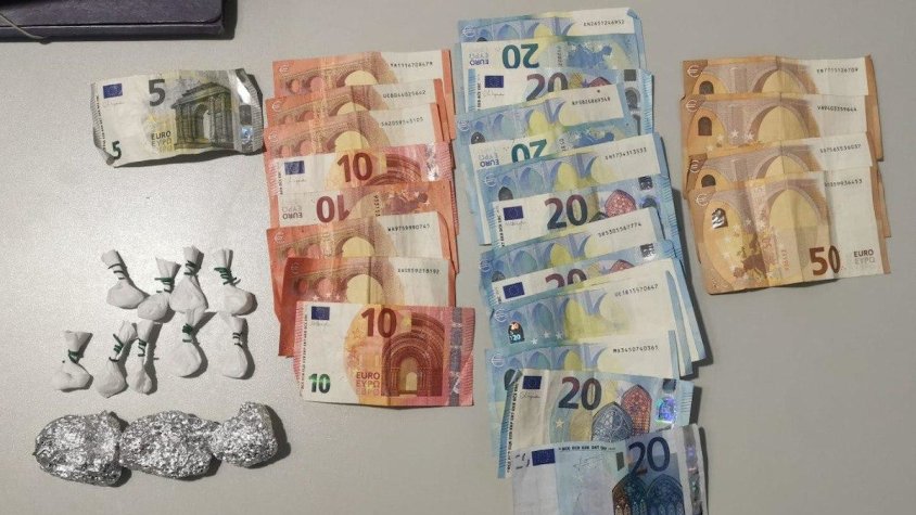 Detingut un home per transportar nou embolcalls de cocaïna amagats sota el seient del vehicle al Vendrell