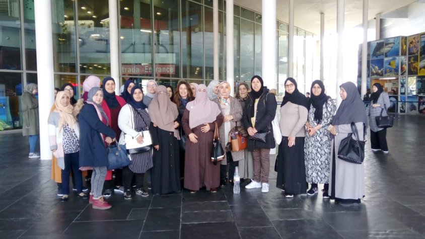 Alumnes del curs d’alfabetització d’adults participen en una activitat a l’Aquàrium de Barcelona
