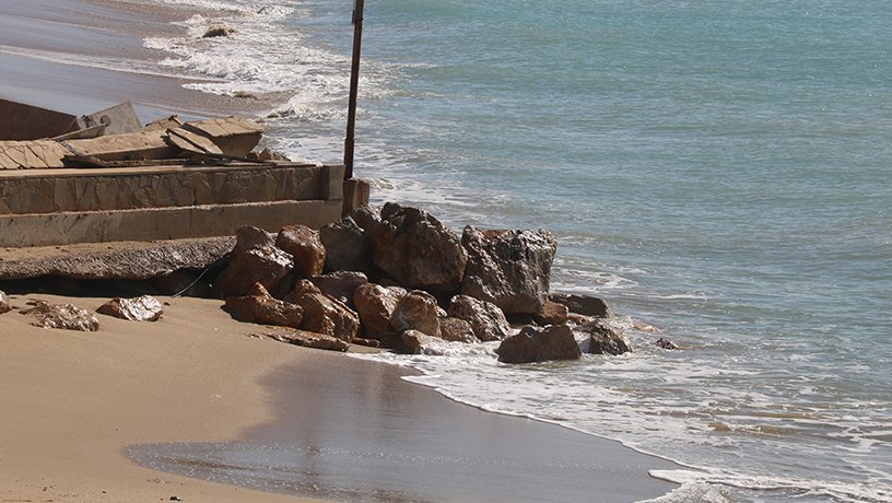 Es retiraran petits murs i passarel·les que se substituiran per elements de fusta que siguin retira-les fora de l'època de bany