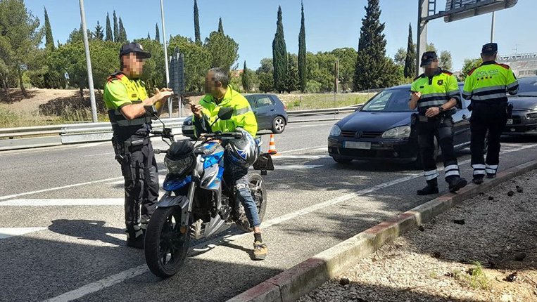 Els mossos en aproximar-se una motocicleta van observar que el conductor no duia el casc cordat, motiu pel qual el van aturar.