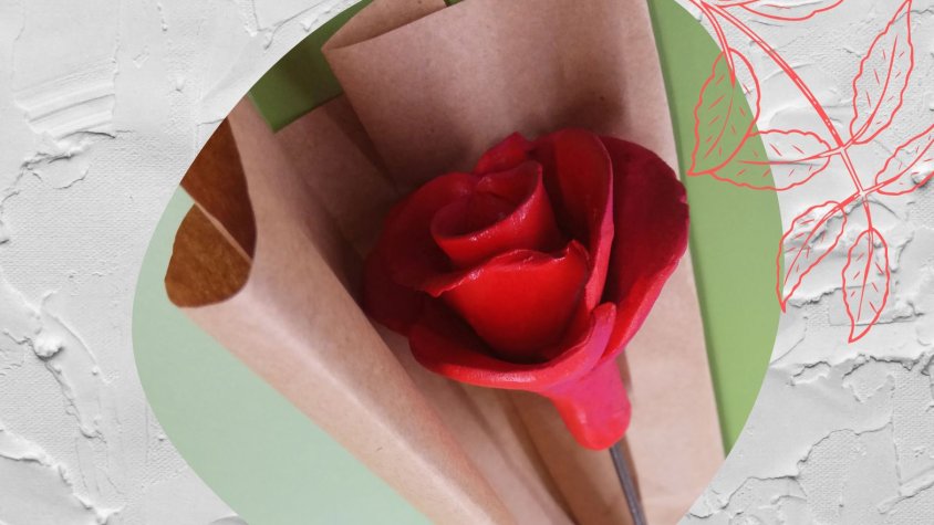 Roses de ceràmica solidàries destinades a recaptar diners per al projecte Fem pinya! de beques de menjador escolar