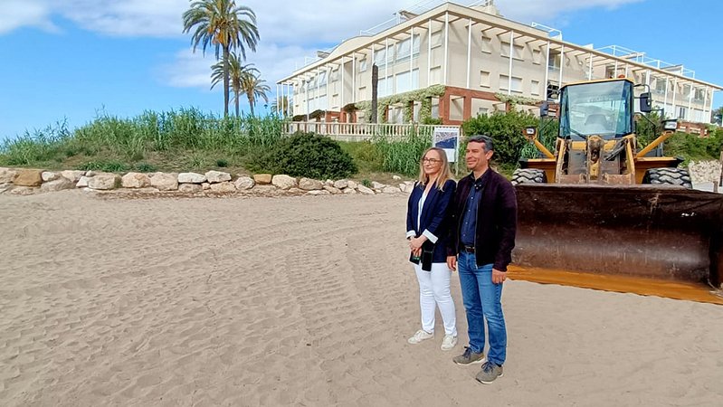 Amb aquesta aportació de sorra s’ajuda a la recuperació natural de la platja, dels habitats de flora i fauna, i es protegeix la costa i els espais de lleure i ús públic.