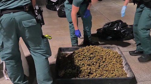 Durant el registre del vehicle abandonat, es van intervenir 9 bosses plàstiques de grans dimensions amb marihuana i diversos assecadors de cabdells de marihuana.