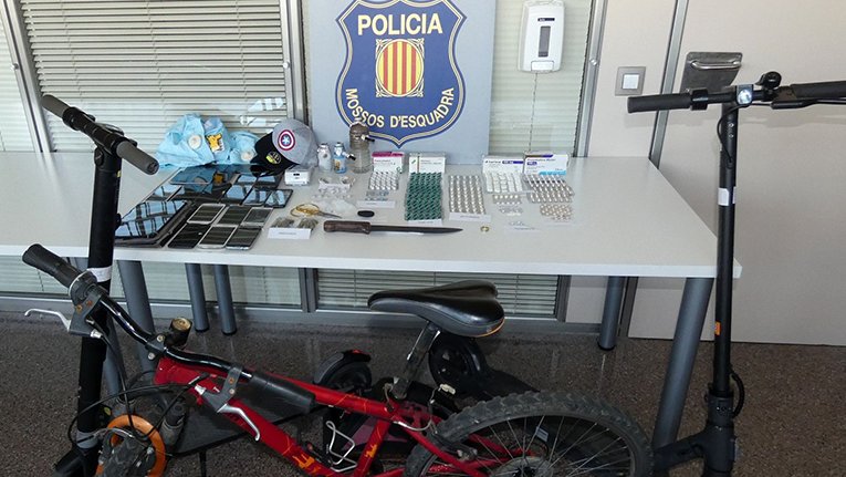 Es van trobar 17 grams d’heroïna i diverses quantitats envasades de marihuana i haixix, medicaments sense recepta mèdica, 15 telèfons mòbils, roba amb l’alarma posada, dos patinets, dues tauletes electròniques i joies.