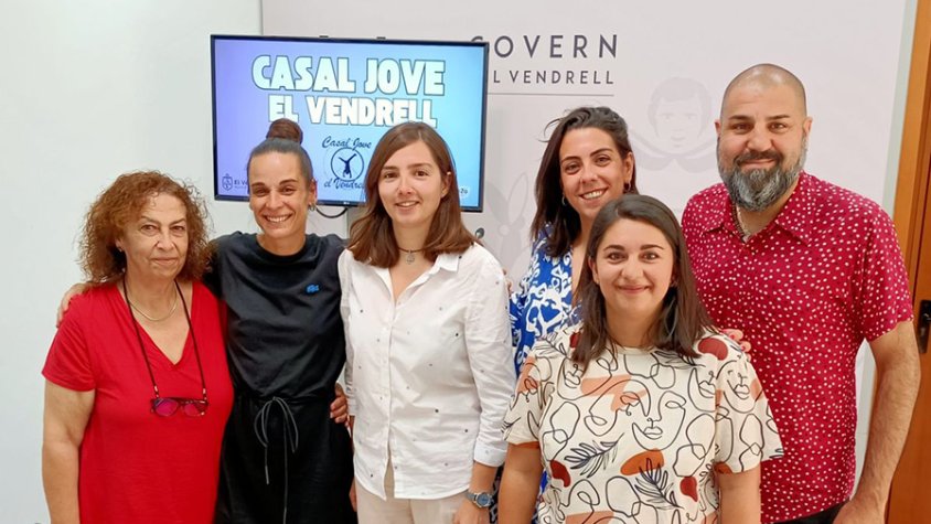 El Casal Jove també s’impulsa el programa de dinamització cívica per a l’emancipació juvenil, i a més, el Casal és seu també del projecte “Escolta’m”, servei d’atenció psicològica, que s’ofereix els dilluns i dimecres.