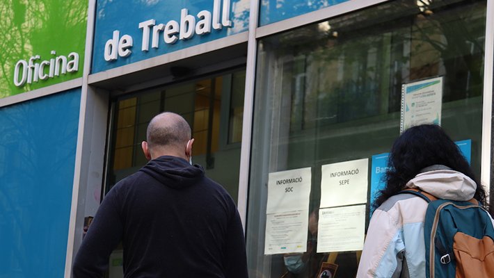 La desocupació registrada recula lleugerament també en la resta de sectors amb 61 desocupats menys a la indústria, 35 menys a la construcció i 16 menys al sector primari.