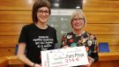 Roses de ceràmica solidàries destinades a recaptar diners per al projecte Fem pinya! de beques de menjador escolar