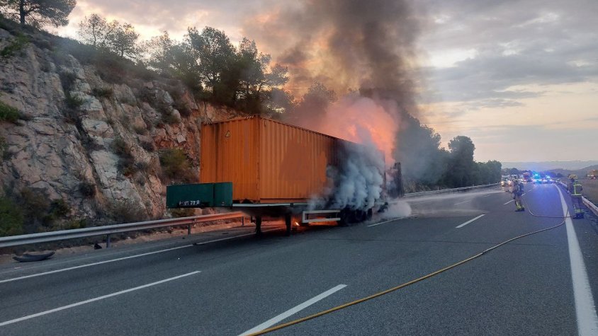 Mor calcinat el conductor d'un camió en un xoc per encalç amb un altre camió a l'AP-2 a la Bisbal del Penedès