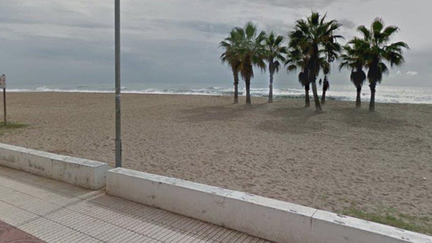 Troben el cadàver d'un home d'uns 50 anys surant a l'aigua en una platja de Calafell